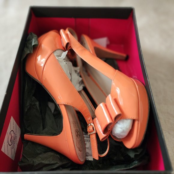 Vince Camuto Coral Platform Peep Toe Pumps - Picture 2 of 4